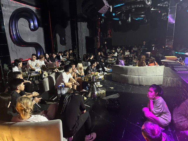 Ập vào Lounge Gas Remix, công an bắt quản lý Nguyễn Ngọc Thắng SN 1987 và 12 người - Ảnh 1.