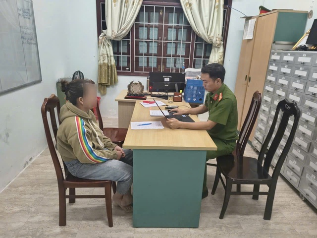 Công an triệu tập người phụ nữ SN 1990 lên làm việc và khám xét khẩn cấp nơi ở, thu  - Ảnh 1.
