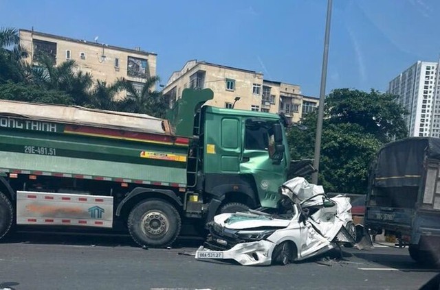 H&agrave; Nội: &Ocirc; t&ocirc; con dẹp d&uacute;m sau tai nạn li&ecirc;n ho&agrave;n, khoảnh khắc t&agrave;i xế chui ra khiến nhiều người ngỡ ng&agrave;ng - Ảnh 2.