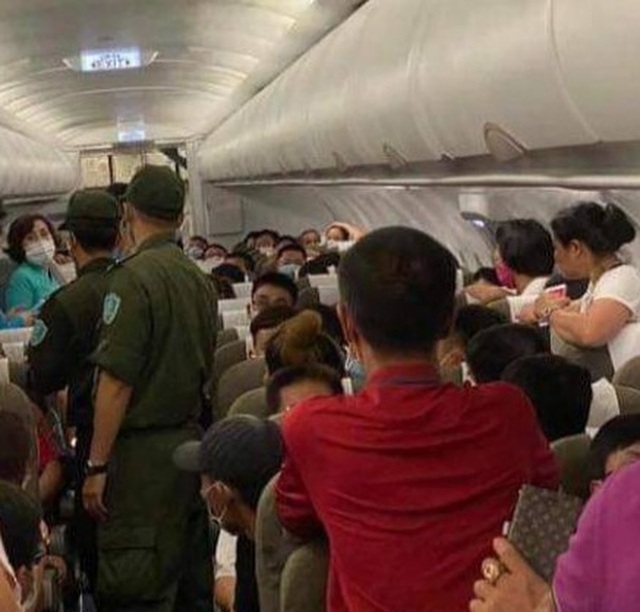 Người đàn ông bị yêu cầu rời khỏi máy bay, phạt 8,5 triệu vì một hành động - Ảnh 2.