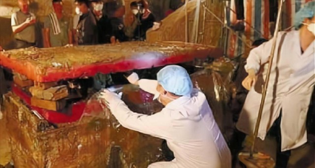 Phát hiện 'quan tài máu', chuyên gia vừa vén khăn che mặt nữ thi đã vội hét lớn: Nguy hiểm, mau rút lui! - Ảnh 4.