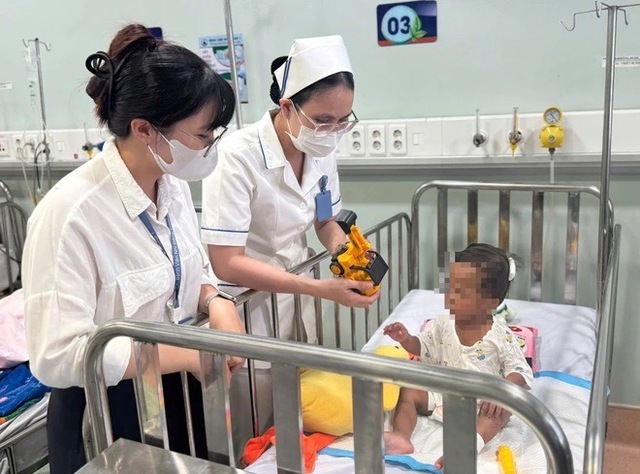 Bé 2 tuổi bị mẹ và cha dượng bạo hành dã man: Mẹ bế con sang hàng xóm xin tiền thì bị phát hiện - Ảnh 3.