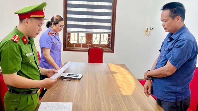 Thi hành lệnh bắt tạm giam cựu cán bộ địa chính Vũ Bá Đoạt SN 1983 - Ảnh 1.