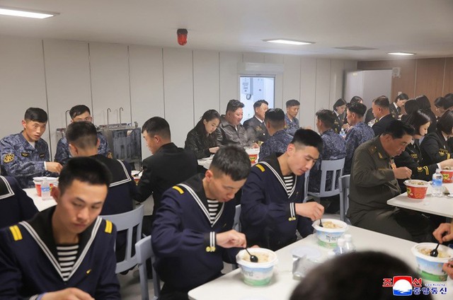 Kim Jong Un thăm t&agrave;u khu trục Choe Hyon v&agrave; n&acirc;ng cao sức mạnh hải qu&acirc;n Triều Ti&ecirc;n - Ảnh 10.
