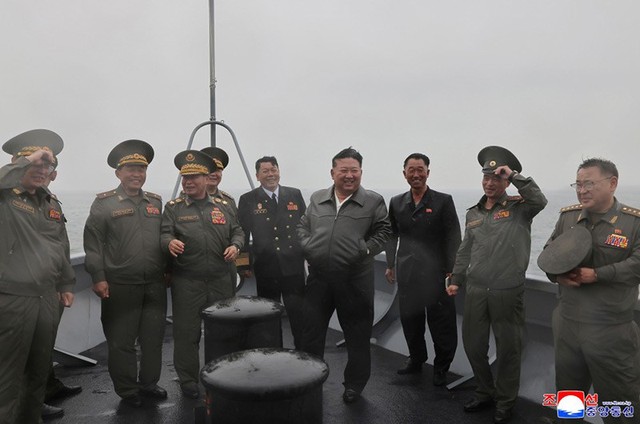 Kim Jong Un thăm t&agrave;u khu trục Choe Hyon v&agrave; n&acirc;ng cao sức mạnh hải qu&acirc;n Triều Ti&ecirc;n - Ảnh 4.