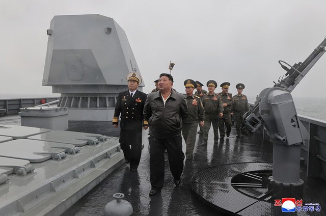 Kim Jong Un thăm t&agrave;u khu trục Choe Hyon v&agrave; n&acirc;ng cao sức mạnh hải qu&acirc;n Triều Ti&ecirc;n - Ảnh 7.