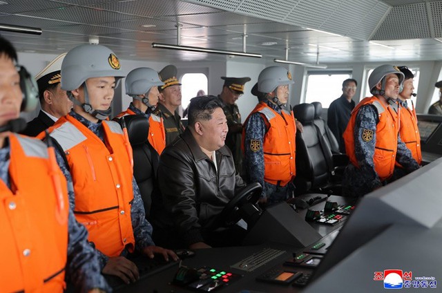 Kim Jong Un thăm t&agrave;u khu trục Choe Hyon v&agrave; n&acirc;ng cao sức mạnh hải qu&acirc;n Triều Ti&ecirc;n - Ảnh 8.