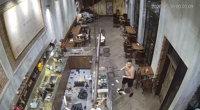 Vụ khách nước ngoài đập phá quán cafe ở Đà Nẵng: Chủ quán xót xa tiết lộ thiệt hại - Ảnh 4.