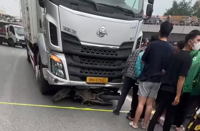 Hà Nội : Hiện trường vụ tai nạn khiến cô gái tử vong dưới gầm xe tải - Ảnh 1.