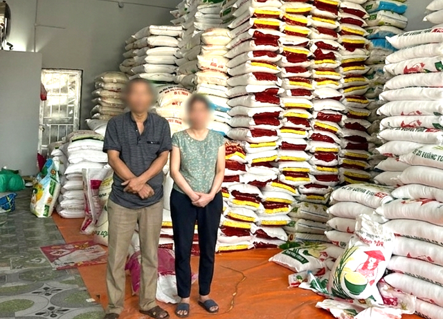 Thi hành lệnh bắt tạm giam bà chủ bán gạo Nguyễn Thị Yến SN 1971 và chồng - Ảnh 1.