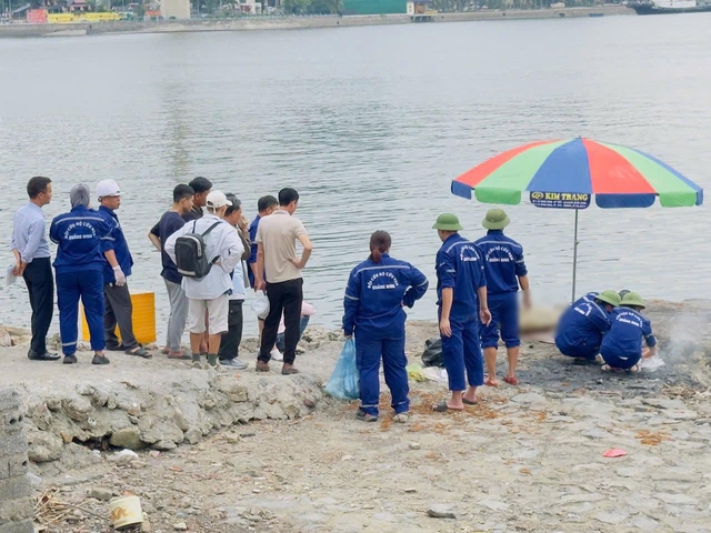 Quảng Ninh: Danh tính nam thanh niên 33 tuổi nhảy cầu Bãi Cháy, camera ghi lại khoảnh khắc đau lòng - Ảnh 1.