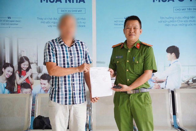 Công an xác minh hàng giao dịch chuyển khoản 499.999.999 đồng - Ảnh 1.