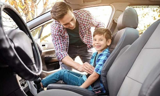 Từ 1/7, đây là những trường hợp trẻ em được ngồi ghế lái phụ phía trước mà không bị phạt - Ảnh 2.