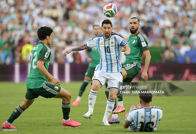 Diễn biến Argentina 1-0 Algeria: Messi lập si&ecirc;u phẩm!! - Ảnh 4.
