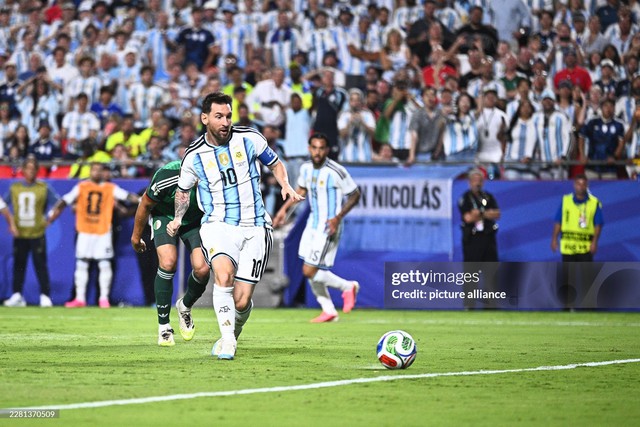 Diễn biến Argentina 3-0 Algeria: Messi lập hat-trick, chính thức san bằng siêu kỷ lục World Cup - Ảnh 2.
