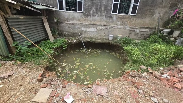 Sau tiếng động lớn giữa trưa, "hố tử thần" sâu 4m xuất hiện ở khu dân cư Thái Nguyên: Chuyên gia nói gì? - Ảnh 1.