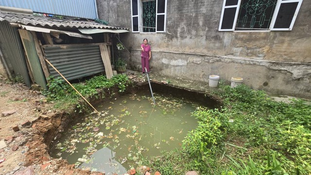 Sau tiếng động lớn giữa trưa, "hố tử thần" sâu 4m xuất hiện ở khu dân cư Thái Nguyên: Chuyên gia nói gì? - Ảnh 2.