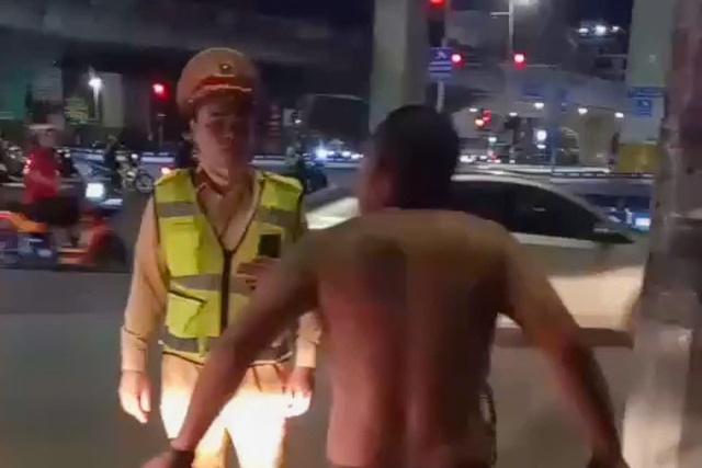 Hà Nội: Danh tính người đàn ông cởi trần la hét, chặn xe cảnh sát giao thông - Ảnh 1.
