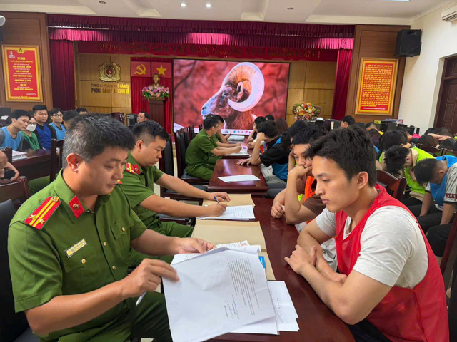 Công an Hà Nội khám xét 27 công ty, khởi tố 194 đối tượng, thu giữ hàng loạt ô tô, bất động sản... - Ảnh 1.
