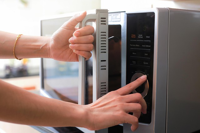 Cảnh báo đặc biệt tới những gia đình đang dùng lò vi sóng - Ảnh 1.