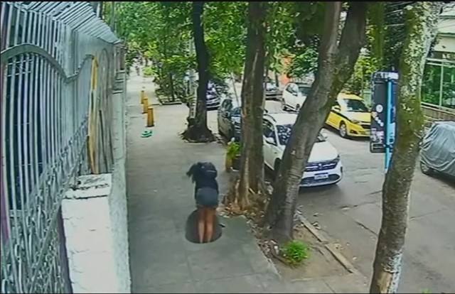 Chỉ đi th&ecirc;m một bước, người phụ nữ đột ngột biến mất trước mắt mọi người: Đoạn clip ghi lại g&acirc;y &aacute;m ảnh! - Ảnh 1.