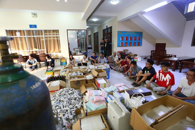 Cận cảnh khám xét đồng loạt nhiều địa điểm từ 'mắt xích Hồ Thị Bảo Nhi', tịch thu 100.000 tang vật - Ảnh 1.