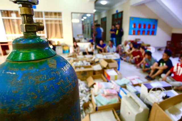 Cận cảnh khám xét đồng loạt nhiều địa điểm từ 'mắt xích Hồ Thị Bảo Nhi', tịch thu 100.000 tang vật - Ảnh 2.