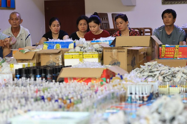 Cận cảnh khám xét đồng loạt nhiều địa điểm từ 'mắt xích Hồ Thị Bảo Nhi', tịch thu 100.000 tang vật - Ảnh 10.