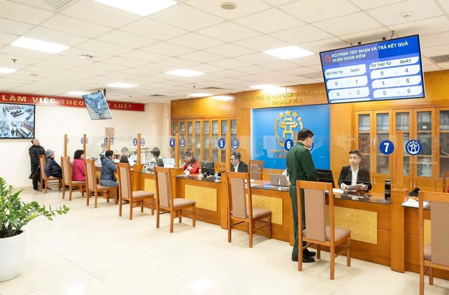 Vụ yêu cầu cụ bà gần 100 tuổi lên phường làm thủ tục hành chính ở Hà Nội: Cán bộ đến tận nhà xin lỗi - Ảnh 1.