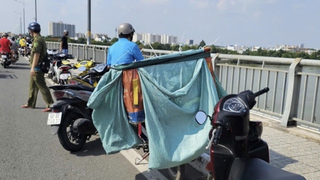 Danh tính nam shipper 24 tuổi bỏ xe máy và thùng hàng, nhảy cầu mất tích - Ảnh 1.
