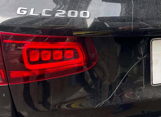 Vụ chiếc Mercedes bị đập gương, cào xước khi đỗ bên đường ở Hà Nội: Truy tố người phụ nữ 65 tuổi - Ảnh 1.