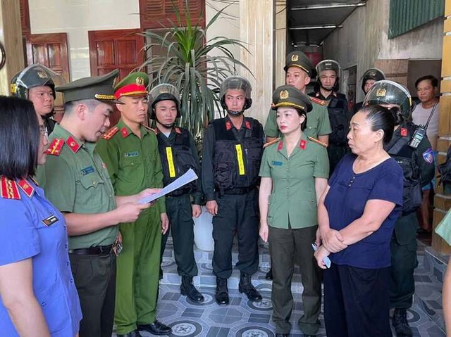 Thi h&agrave;nh lệnh bắt tạm giam, kh&aacute;m x&eacute;t chỗ ở của L&ecirc; Thị Thuỷ SN 1968 - Ảnh 1.