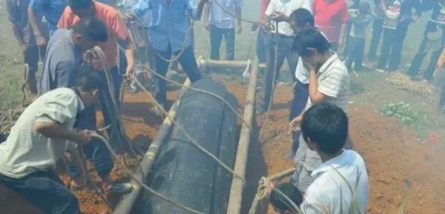Ra mộ gọi tên chồng lần cuối, người vợ chết lặng khi nghe tiếng đáp lại từ dưới lòng đất - Ảnh 2.
