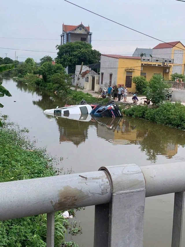  Hy hữu: Đến hỗ trợ Lexus sau tai nạn, cả xe cứu hộ lẫn xe sang lao lu&ocirc;n xuống s&ocirc;ng ở Ninh B&igrave;nh - Ảnh 2.