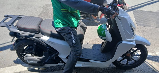 Xe m&aacute;y điện Malaysia bất ngờ lăn b&aacute;nh ở TP.HCM: 5 gi&acirc;y đầy pin, chạy gần 100km/h, c&oacute; cửa thắng xe Việt? - Ảnh 1.