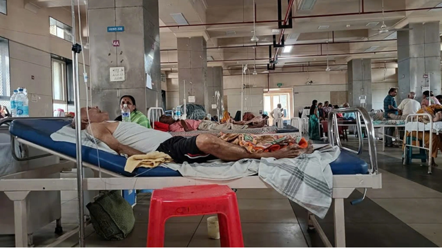 Đám tang đang diễn ra bỗng vang lên tiếng động từ dưới huyệt mộ, diễn biến sau đó gây tranh cãi - Ảnh 2.