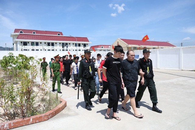 Công an ập vào khám xét tại nhiều tỉnh thành, bắt 5 'ông trùm' người nước ngoài liên quan 1.000 tỷ đồng - Ảnh 2.