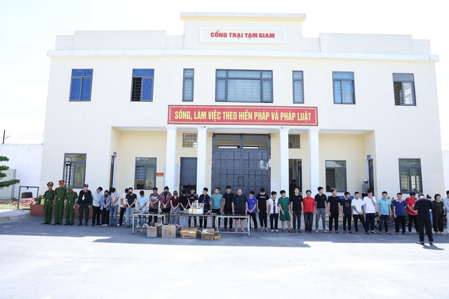 Công an ập vào khám xét tại nhiều tỉnh thành, bắt 5 'ông trùm' người nước ngoài liên quan 1.000 tỷ đồng - Ảnh 3.