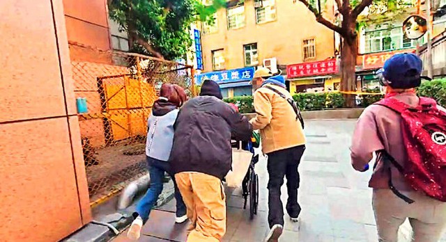 Cụ ông 102 tuổi bất ngờ đăng ký kết hôn với nữ hộ lý chăm sóc suốt 27 năm, gia đình lập tức khởi kiện - Ảnh 4.