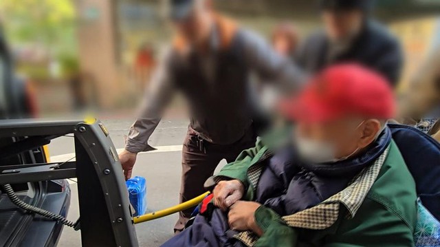 Cụ ông 102 tuổi bất ngờ đăng ký kết hôn với nữ hộ lý chăm sóc suốt 27 năm, gia đình lập tức khởi kiện - Ảnh 1.