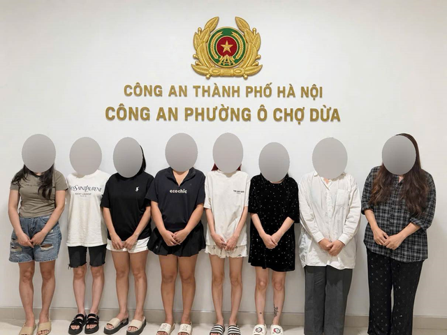 Công an ập vào căn nhà trên phố Hà Nội, bắt quả tang 8 thiếu nữ - Ảnh 1.