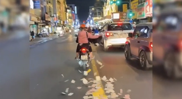 Người phụ nữ tung bọc giấy tiền to ra giữa đường ở TP.HCM: Đ&atilde; r&otilde; nguồn cơn v&agrave; c&aacute;i kết - Ảnh 1.