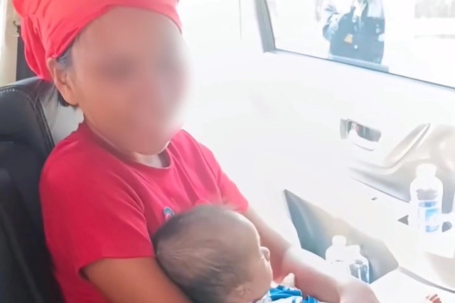 Vụ người phụ nữ dắt 2 con nhỏ đi bộ giữa trời 40 độ: Đ&atilde; l&ecirc;n taxi về qu&ecirc; - Ảnh 1.
