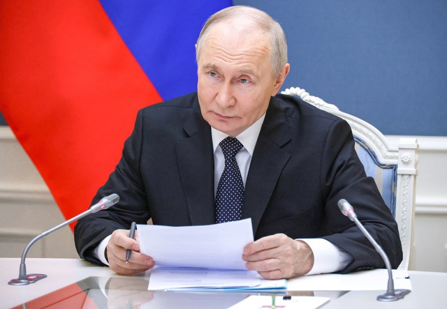 Ông Putin vừa họp và ra tuyên bố, lửa đã bao trùm Kiev: Cả trăm tên lửa nhắm mục tiêu đặc biệt, truy lùng Magyar - Ảnh 3.