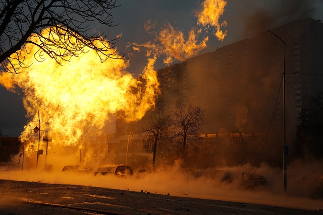Kramatorsk rực lửa, Ukraine sơ t&aacute;n quy m&ocirc; lớn &ndash; &Ocirc;ng Putin tuy&ecirc;n bố n&oacute;ng, kịch bản 30 vạn qu&acirc;n tiến c&ocirc;ng Kiev lộ diện? - Ảnh 1.