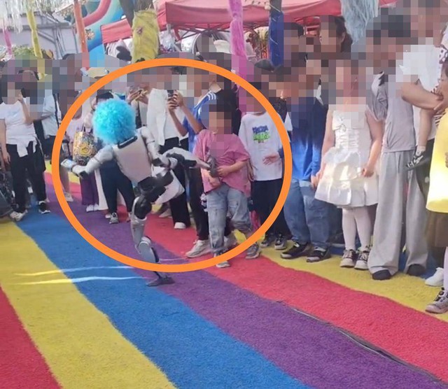 Đang xem biểu diễn, bé trai bất ngờ bị đánh ngã gục: Camera hé lộ 
