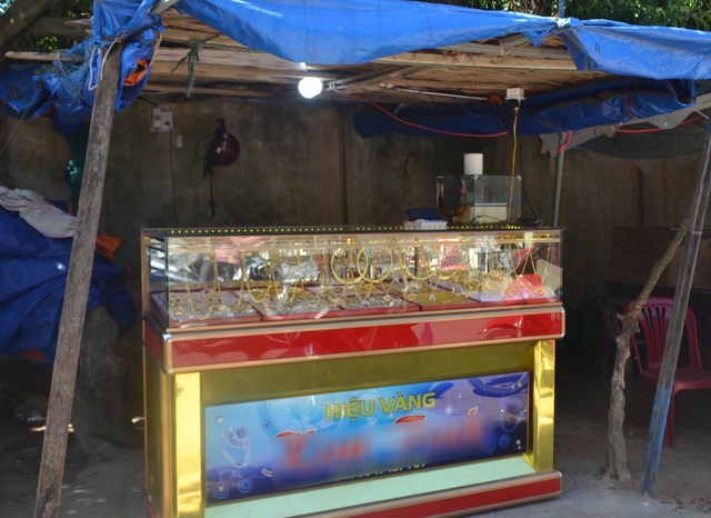 Độc lạ tiệm v&agrave;ng nằm "hớ h&ecirc;nh" giữa chợ, đi vắng phủ vải l&ecirc;n l&agrave; xong: Chủ tiệm n&oacute;i l&yacute; do kh&ocirc;ng sợ trộm - Ảnh 1.