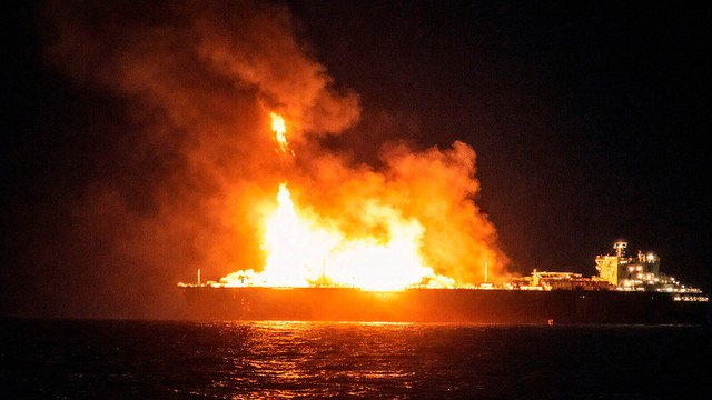 Chiến hạm hiện đại nhất Nga nghi cháy lớn, ông Putin nhận thông điệp khẩn - Kremlin nói thẳng khả năng "tấn công NATO" - Ảnh 1.