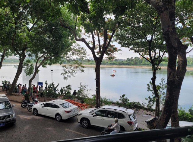H&agrave; Nội: Hiện trường vụ nam sinh lớp 11 đuối nước tử vong ở hồ Linh Đ&agrave;m - Ảnh 1.