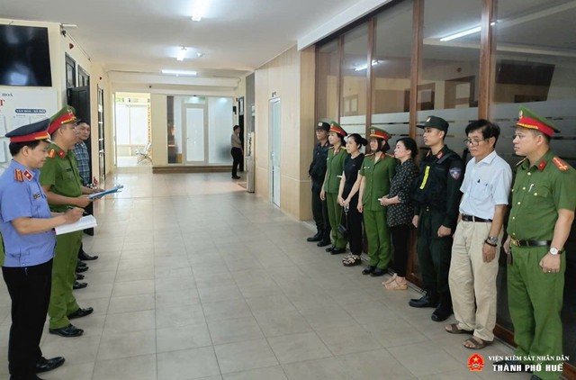 Thi hành lệnh bắt tạm giam kế toán đài truyền hình Trần Thị Cẩm Nhung - Ảnh 1.